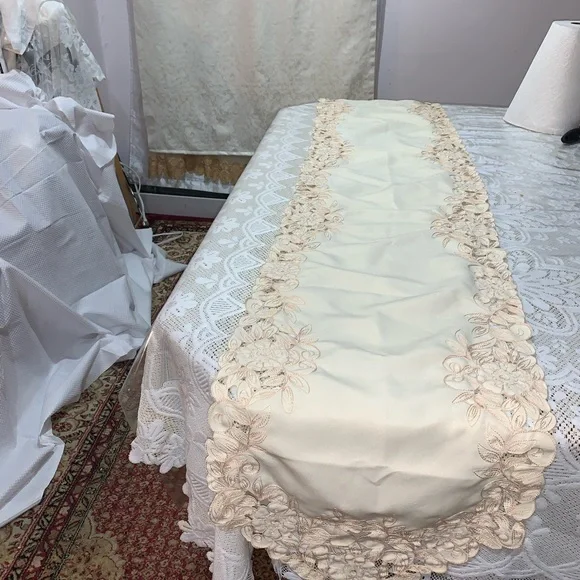 Table runner - Picture 3 of 3